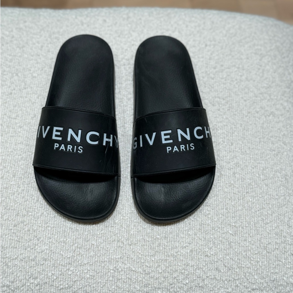 Givenchy logo slide